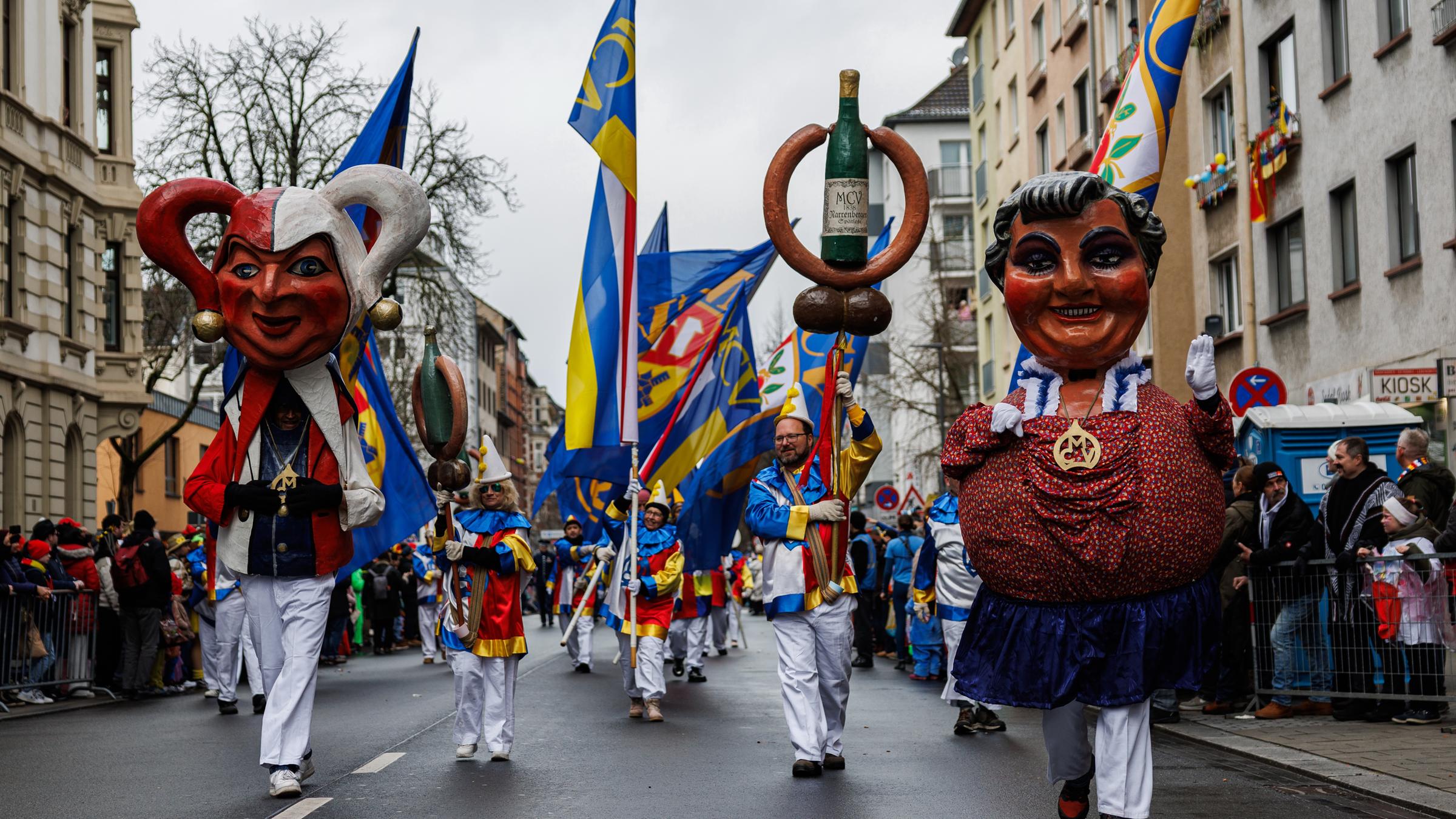 Ein Schwellkopp geht auf dem Rosenmontagsumzug in Mainz.