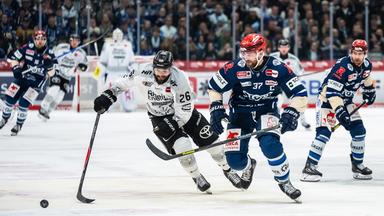 Kölns Dominik Uher (l) und Schwenningens Thomas Larkin kämpfen um den Puck.