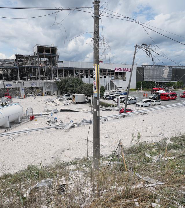 Japan: Kashima: Die AEON Mall, die nach einer Explosion nach dem schweren Erdbeben beschädigt wurde.