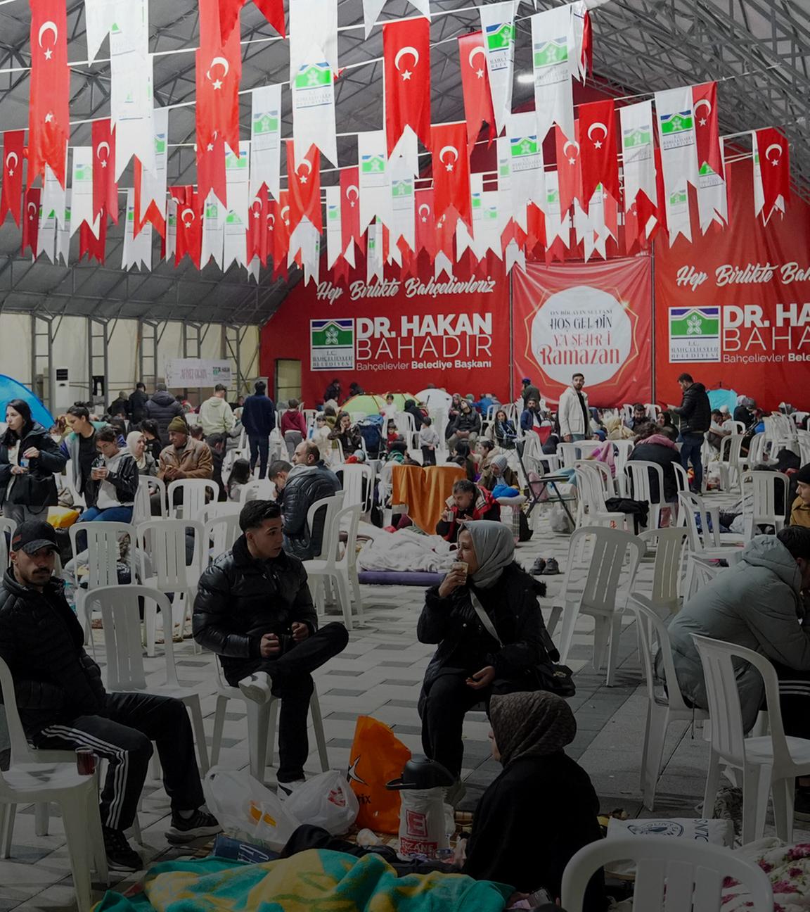 Einwohner versammeln sich im Veranstaltungszelt der Gemeinde Bahçelievler, um die Nacht zu verbringen, nachdem am 23. April 2025 ein Erdbeben der Stärke 6,2 Istanbul mit Epizentrum erschüttert hat. 