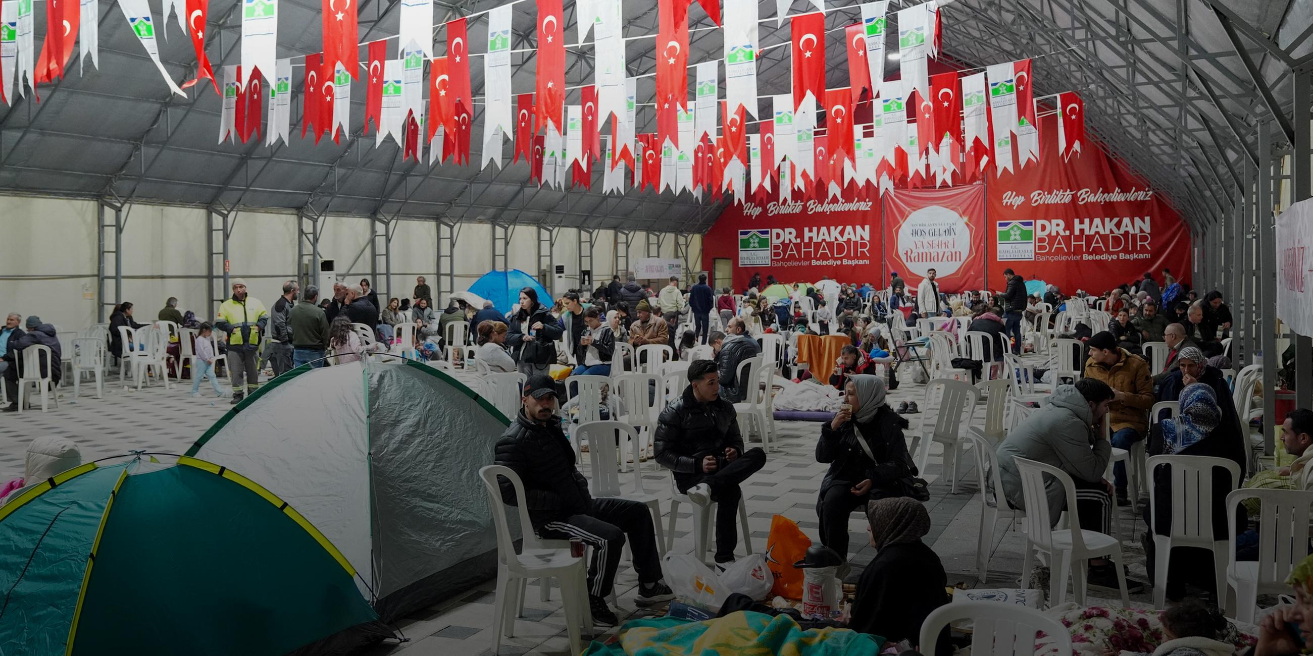Einwohner versammeln sich im Veranstaltungszelt der Gemeinde Bahçelievler, um die Nacht zu verbringen, nachdem am 23. April 2025 ein Erdbeben der Stärke 6,2 Istanbul mit Epizentrum erschüttert hat. 