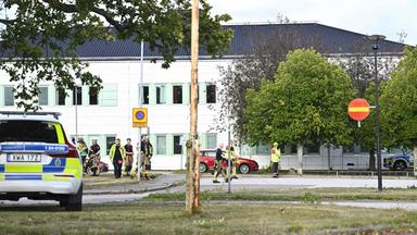 Einsatzkräfte sind am Tatort im Einsatz, an dem ein Angreifer mit einem Schwert am 21. August 2026 an einer Oberschule in Fagersta in Mittelschweden mehrere Menschen verletzt hat.