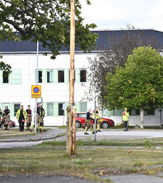 Einsatzkräfte sind am Tatort im Einsatz, an dem ein Angreifer mit einem Schwert am 21. August 2026 an einer Oberschule in Fagersta in Mittelschweden mehrere Menschen verletzt hat.