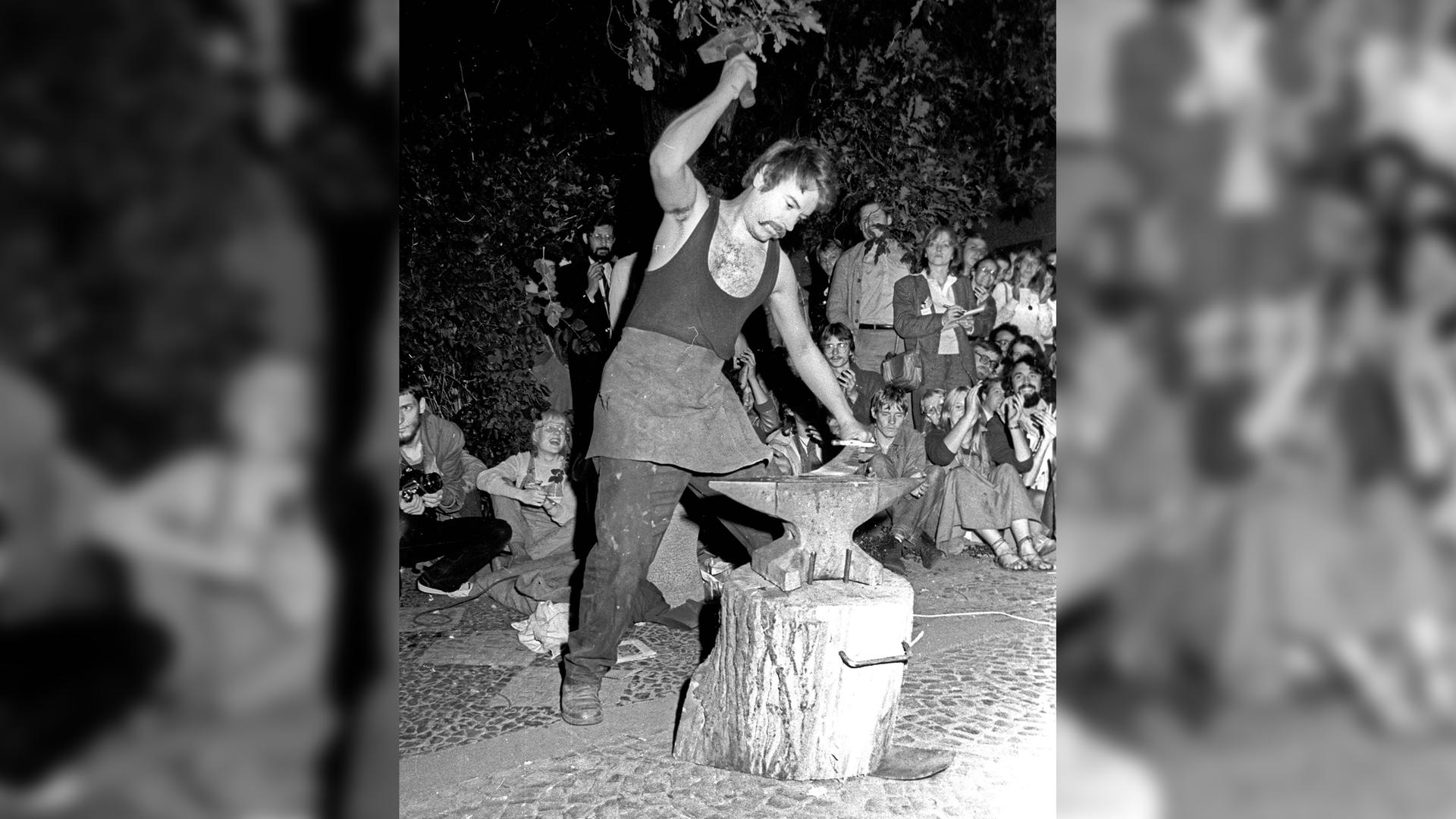 Ein Schwert wird zur Pflugschar geschmiedet - eine Idee von Friedrich Schorlemmer.