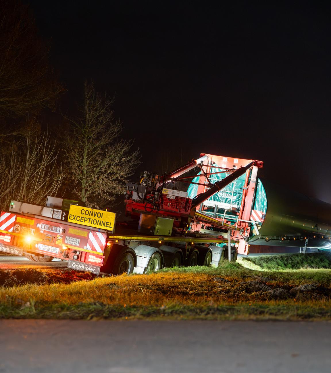 Schwertransporter befindet sich in einem Graben.