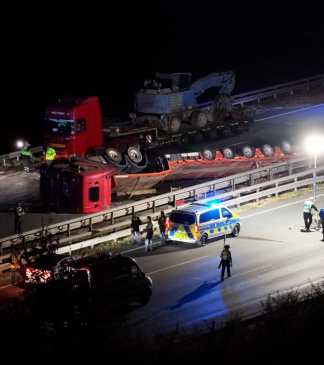 Auf der Autobahn A2 ist ein Schwertransporter umgekippt.