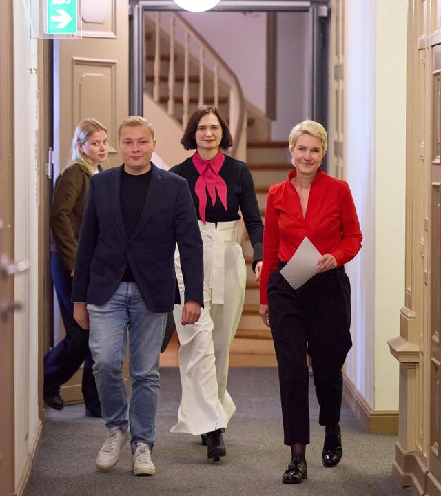 Manuela Schwesig, Hennis Herbst und Claudia Müller gehen über einen Flur zu einer Pressekonferenz. 