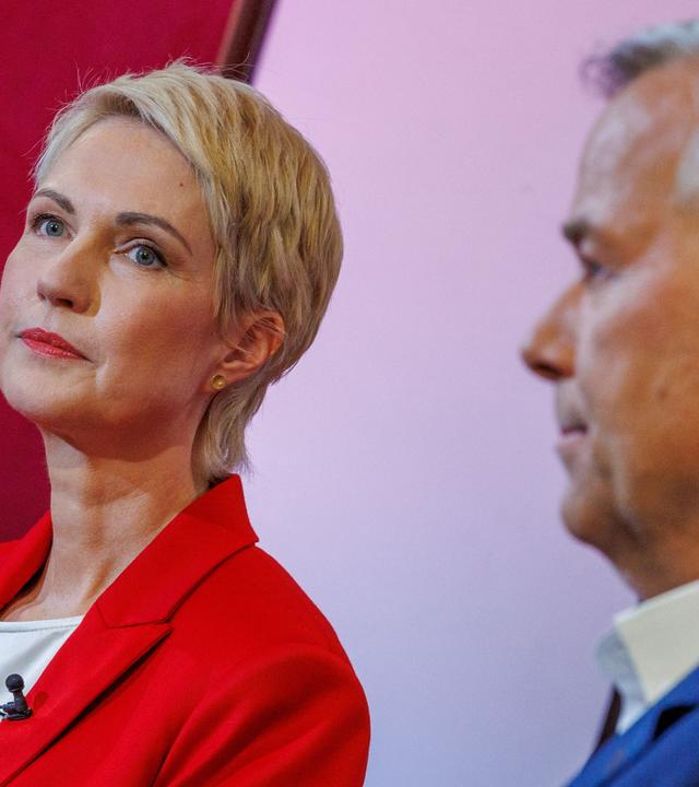 09.09.2026, Mecklenburg-Vorpommern, Schwerin: Manuela Schwesig (SPD), die Ministerpräsidentin von Mecklenburg-Vorpommern und Spitzenkandidatin für die Landtagswahl, und Leif-Erik Holm, Ministerpräsidentenkandidat der AfD für die Landtagswahl in Mecklenburg-Vorpommern stehen vor einem TV-Duell für die Sender ntv und Ostseewelle im Schweriner Schloss vor den Kameras.