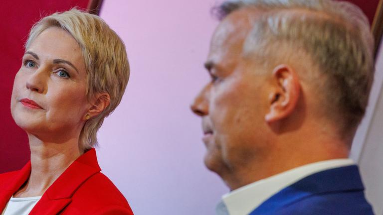 09.09.2026, Mecklenburg-Vorpommern, Schwerin: Manuela Schwesig (SPD), die Ministerpräsidentin von Mecklenburg-Vorpommern und Spitzenkandidatin für die Landtagswahl, und Leif-Erik Holm, Ministerpräsidentenkandidat der AfD für die Landtagswahl in Mecklenburg-Vorpommern stehen vor einem TV-Duell für die Sender ntv und Ostseewelle im Schweriner Schloss vor den Kameras.
