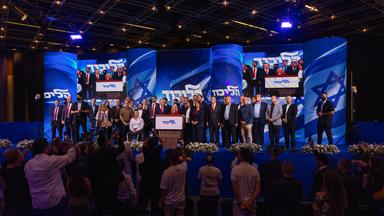 28.10.2026, Israel, Jerusalem: Der israelische Ministerpräsident und Vorsitzende der Likud-Partei, Benjamin Netanjahu (M), spricht nach der Veröffentlichung der Ergebnisse der Wählerbefragungen zur israelischen Parlamentswahl zu seinen Anhängern bei der Wahlnachtveranstaltung der Likud-Partei im Internationalen Kongresszentrum in der Teddy Hall. 