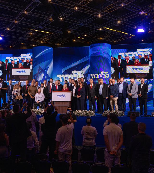 28.10.2026, Israel, Jerusalem: Der israelische Ministerpräsident und Vorsitzende der Likud-Partei, Benjamin Netanjahu (M), spricht nach der Veröffentlichung der Ergebnisse der Wählerbefragungen zur israelischen Parlamentswahl zu seinen Anhängern bei der Wahlnachtveranstaltung der Likud-Partei im Internationalen Kongresszentrum in der Teddy Hall. 