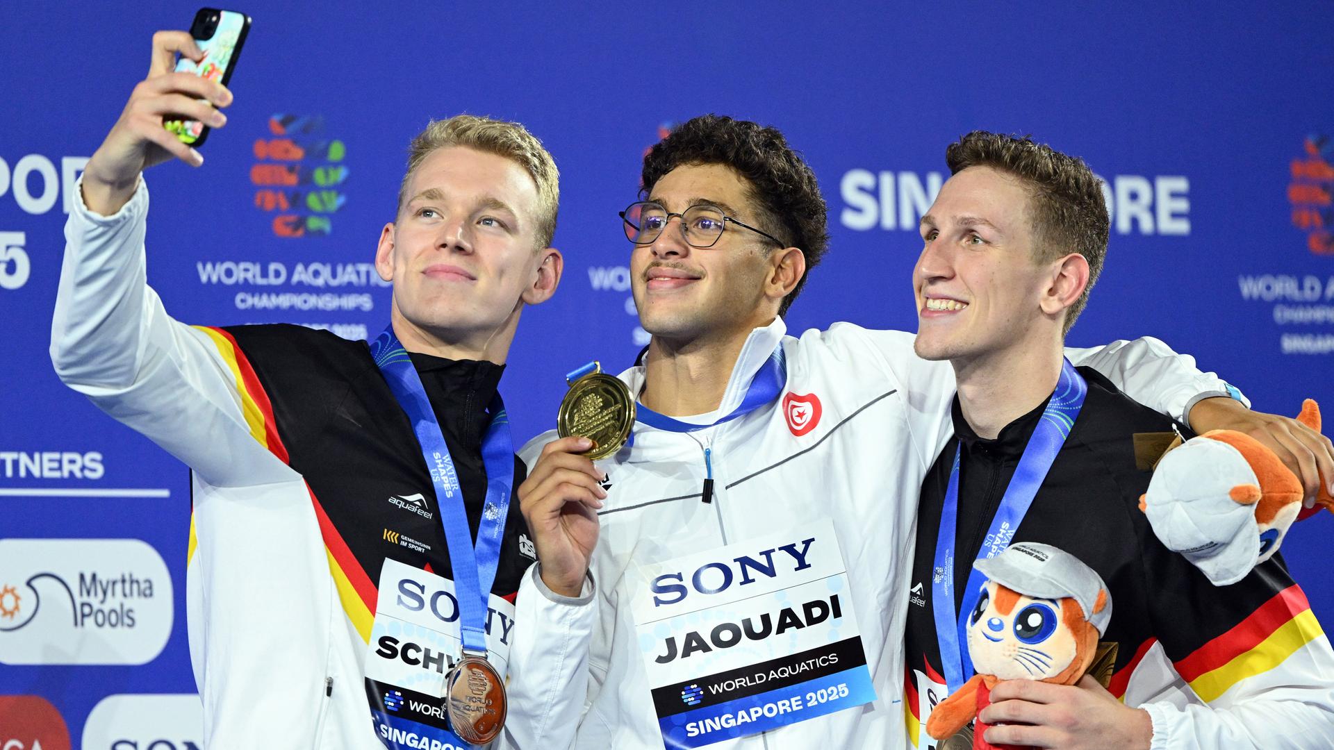 Sven Schwarz, Ahmed Jaouadi, Lukas Maertens mit ihren Medaillen