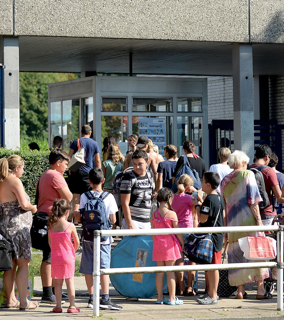 Schlange an der Kasse am Kettwiger Freibad 