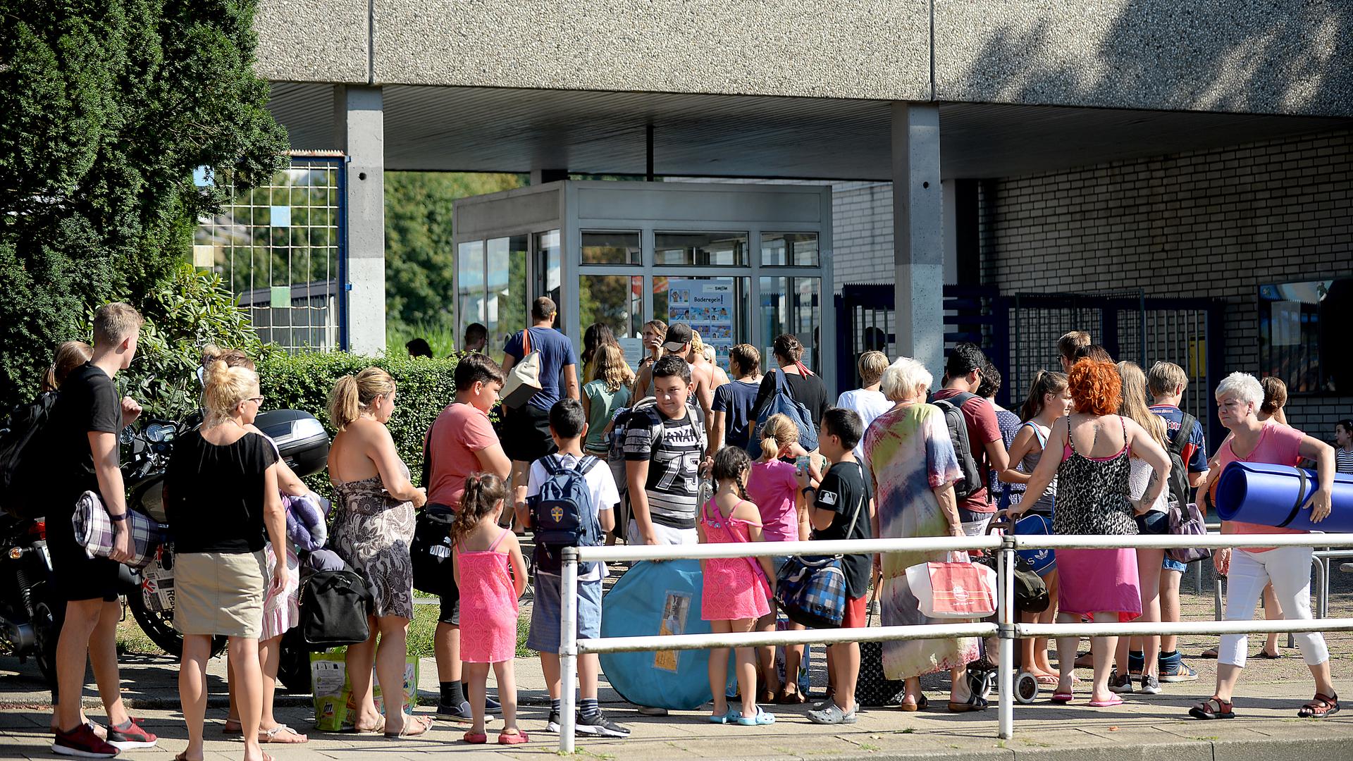 Schlange an der Kasse am Kettwiger Freibad 