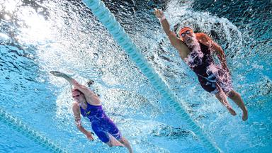 Zwei Schwimmer im Becken bei der EM in Paris.