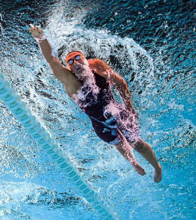 Zwei Schwimmer im Becken bei der EM in Paris.