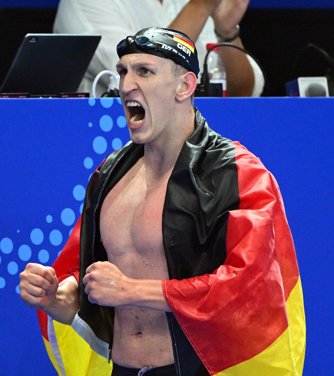 Deutschlands Lukas Märtens wird neuer Weltmeister über 400m Freistil und jubelt über seinen Sieg.