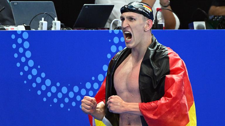 Deutschlands Lukas Märtens wird neuer Weltmeister über 400m Freistil und jubelt über seinen Sieg.