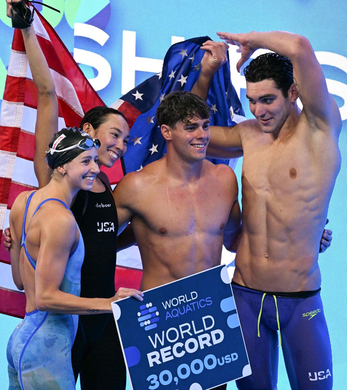 Die US-Staffel mit Kate Douglas, Torri Huske, Jack Alexy und Patrick Sammon schwimmen Weltrekord über 4x100m Freistil am 02.08.2025.