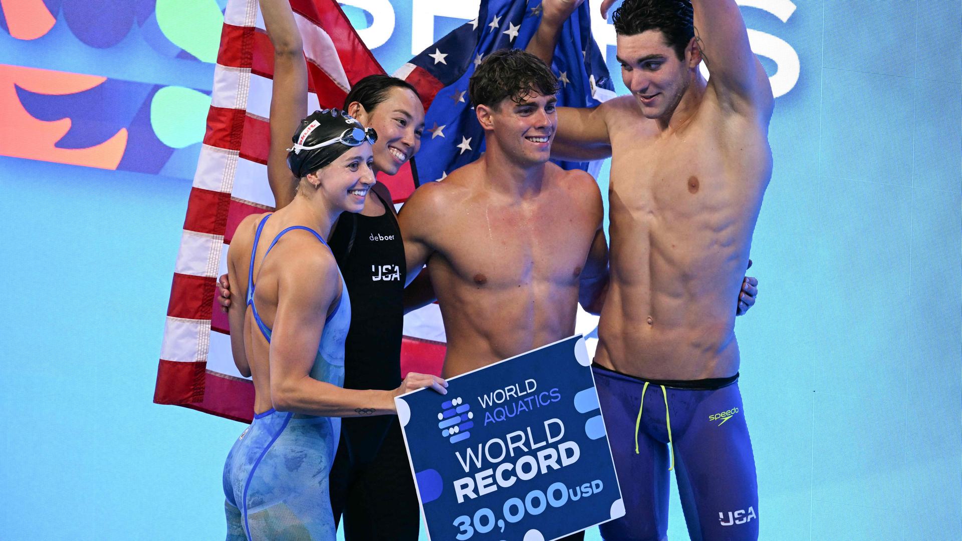 Die US-Staffel mit Kate Douglas, Torri Huske, Jack Alexy und Patrick Sammon schwimmen Weltrekord über 4x100m Freistil am 02.08.2025.