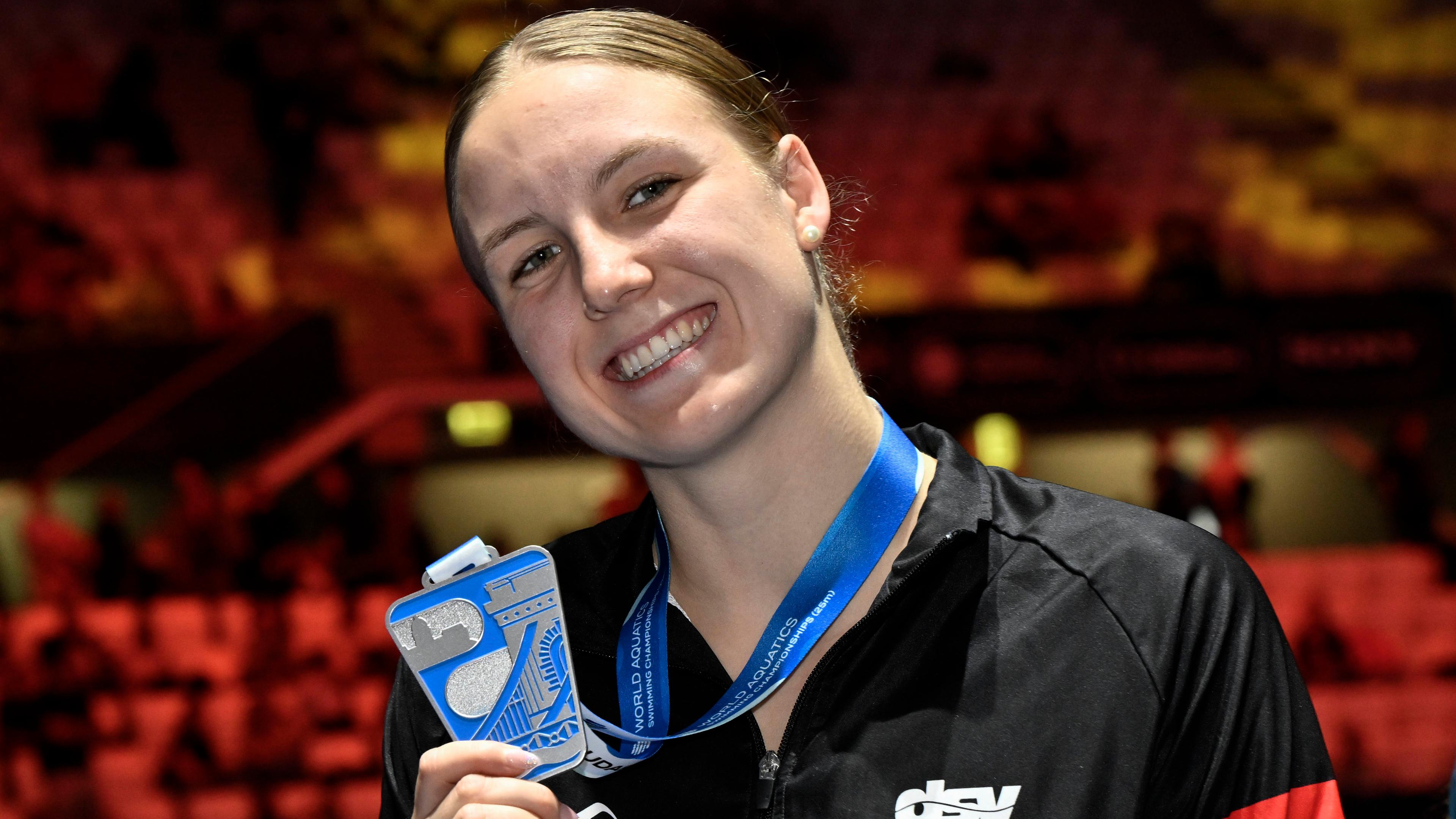Isabel Gose zeigt ihre Silbermedaille.