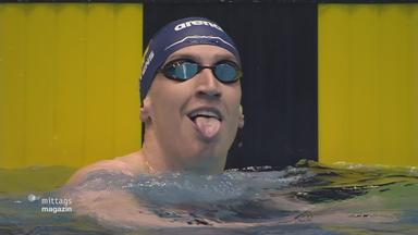 Schwimmer Lukas Maertens streckt die Zunge heraus.