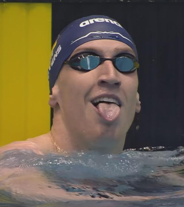 Schwimmer Lukas Maertens streckt die Zunge heraus.