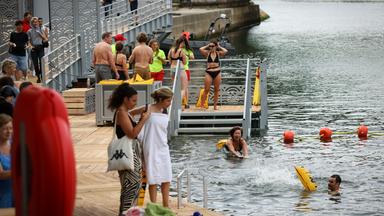 Menschen schwimmen in der Seine in Paris.