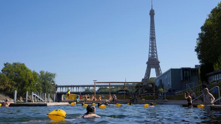 Menschen schwimmen in der Seine in Paris.