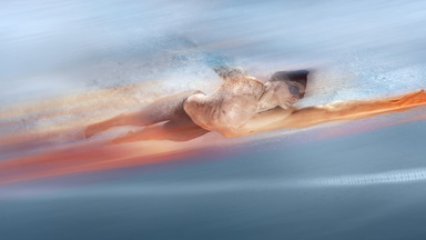 Schwimmerkrault durch das Becken.