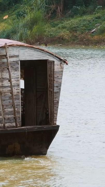 Ein Mensch sitzt auf einem fahrenden Boot