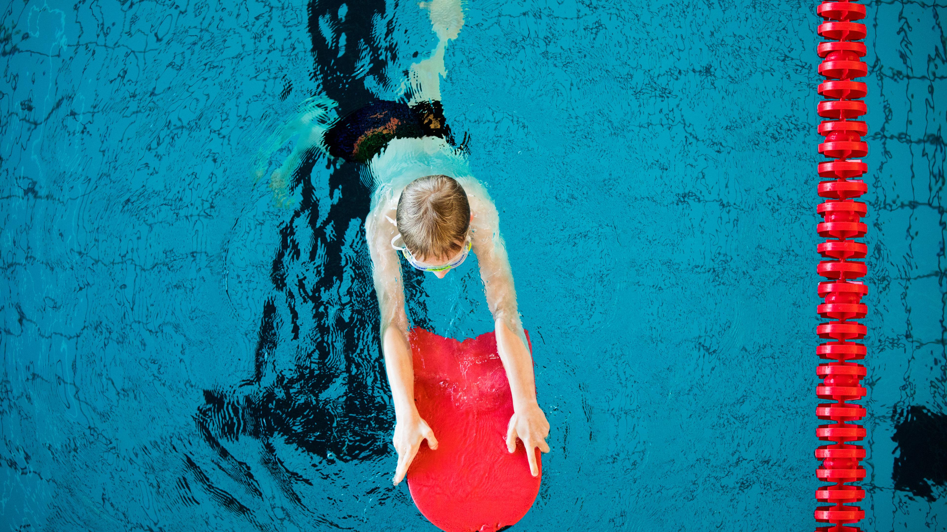Symbolbild: : Ein Junge nimmt an einem Schwimmkurs für Kinder teil.     