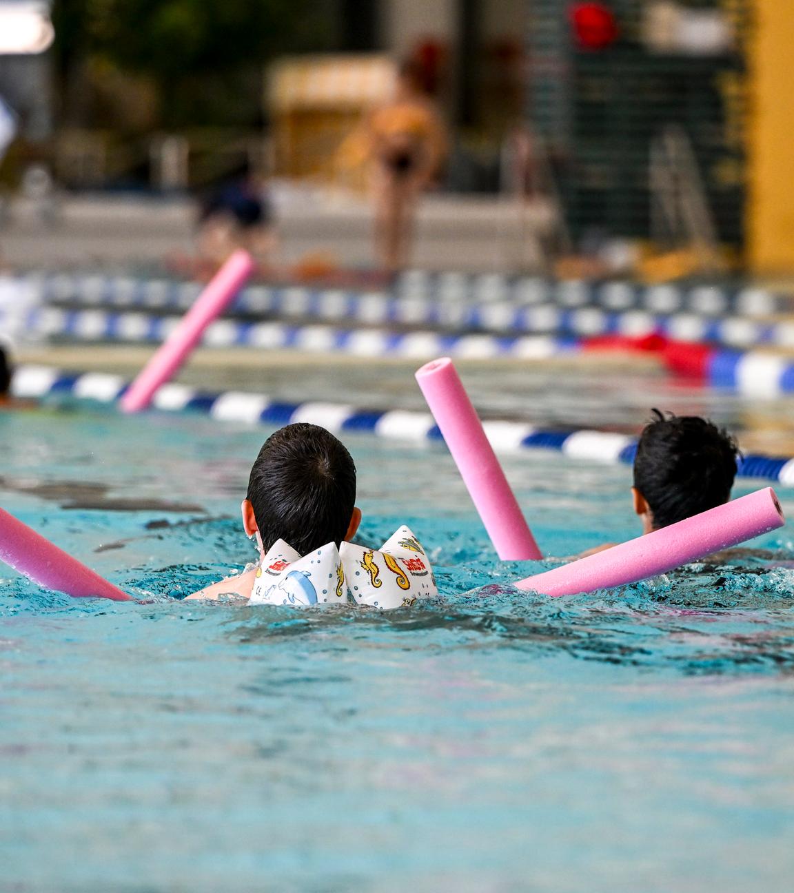 Schülerinnen und Schüler nehmen an einem Schwimm-Intensivkurs teil.