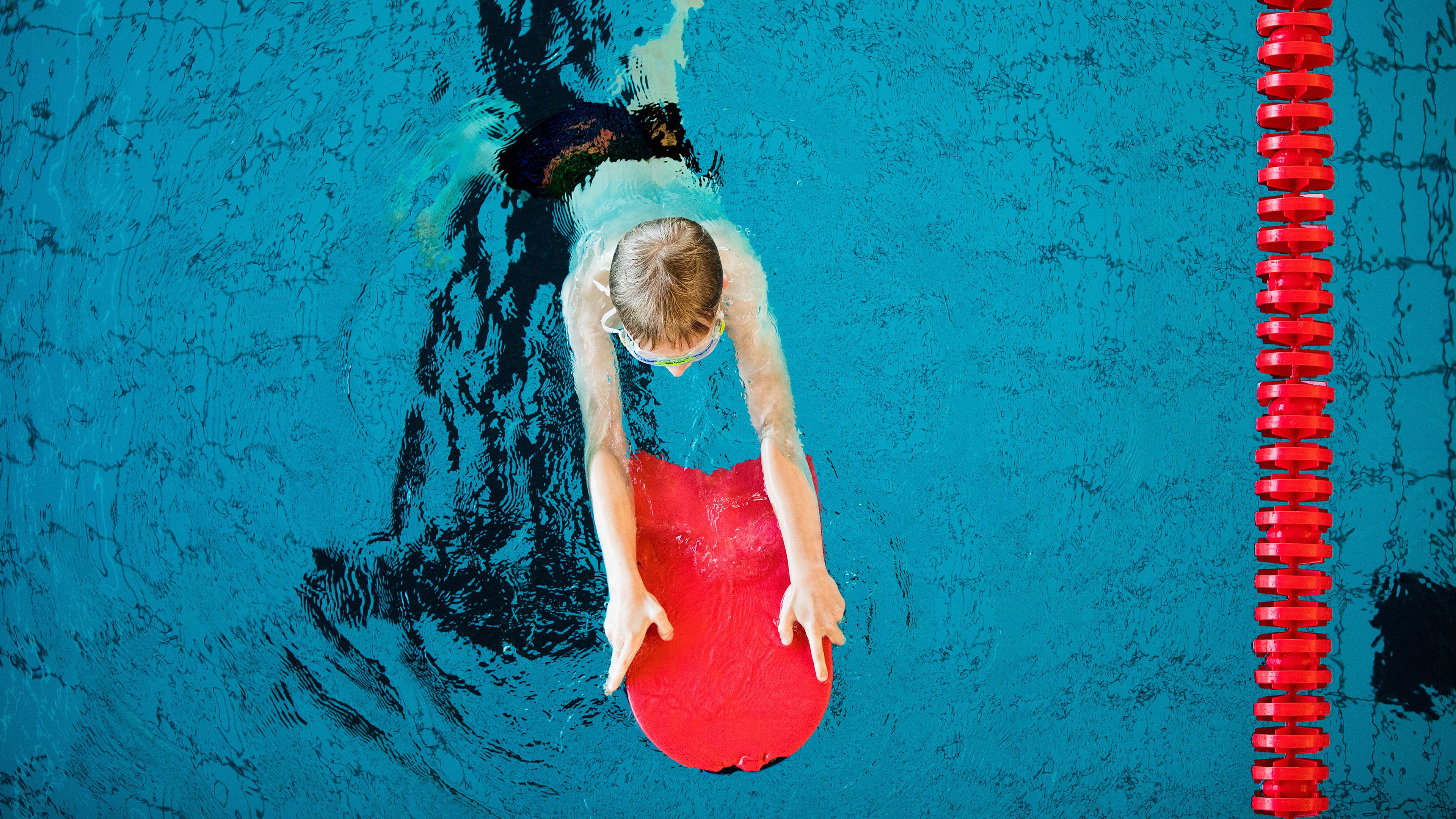 Ein Junge nimmt an einem Schwimmkurs für Kinder teil, aufgenommen am 06.10.2017