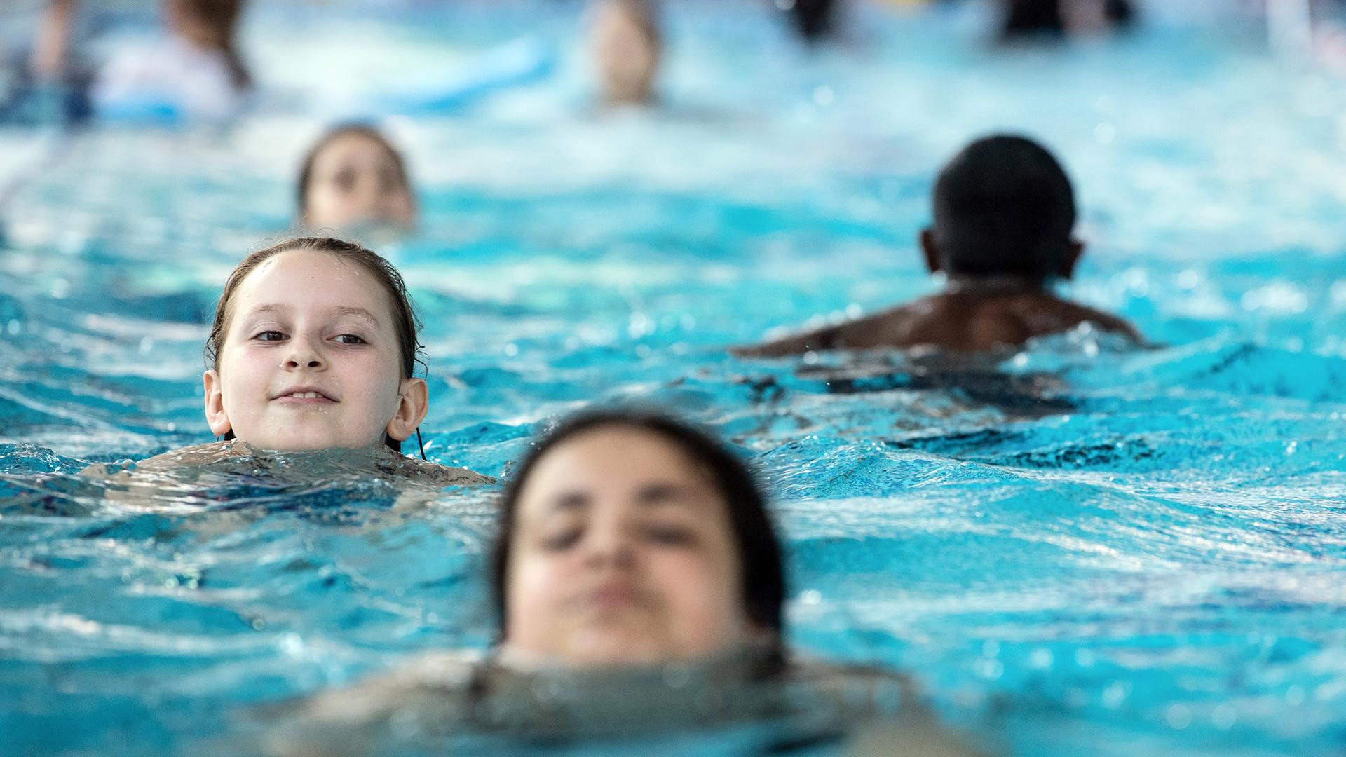 Kinder schwimmen in einem Schwimmbad