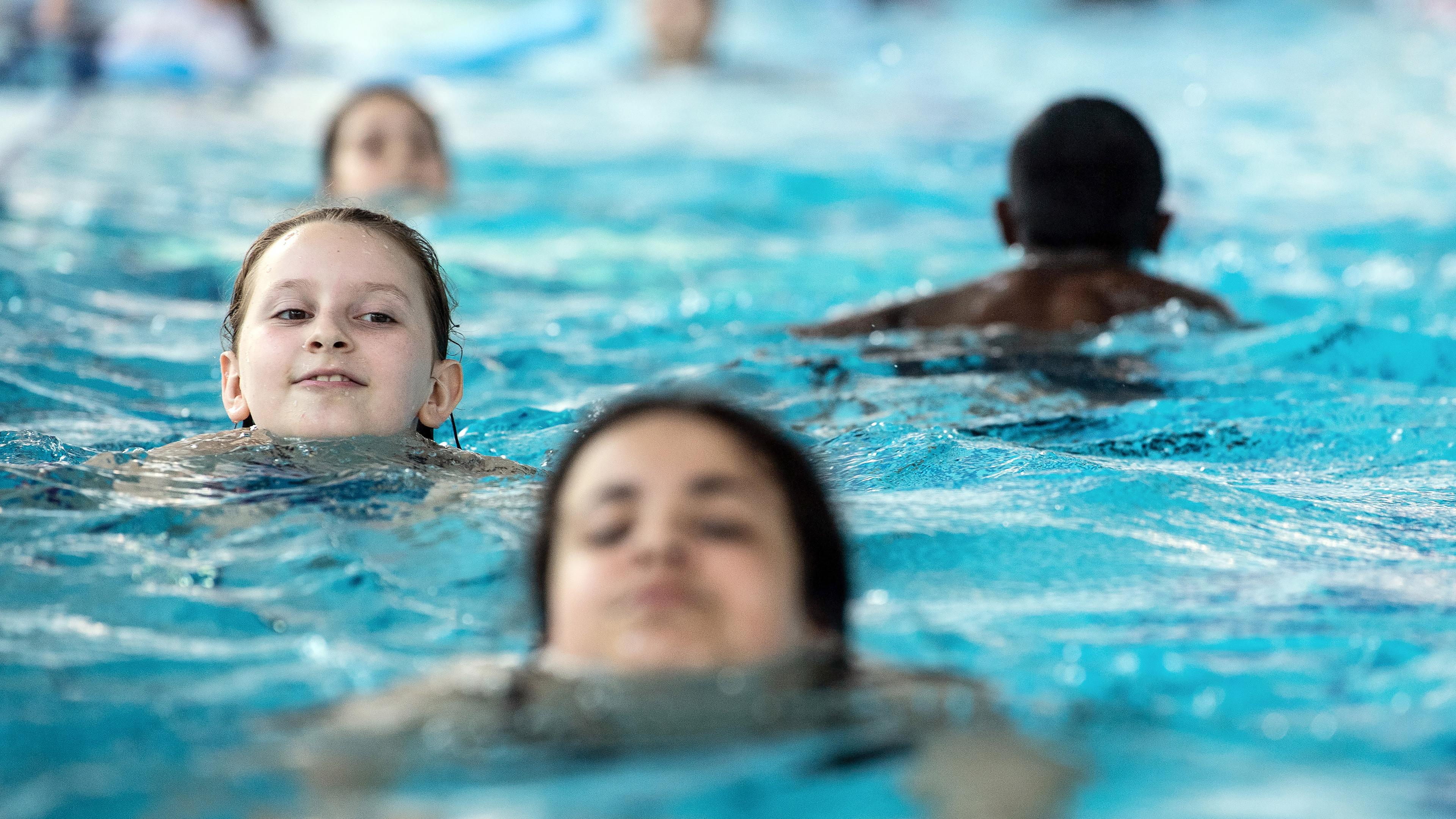 Kinder schwimmen in einem Schwimmbad