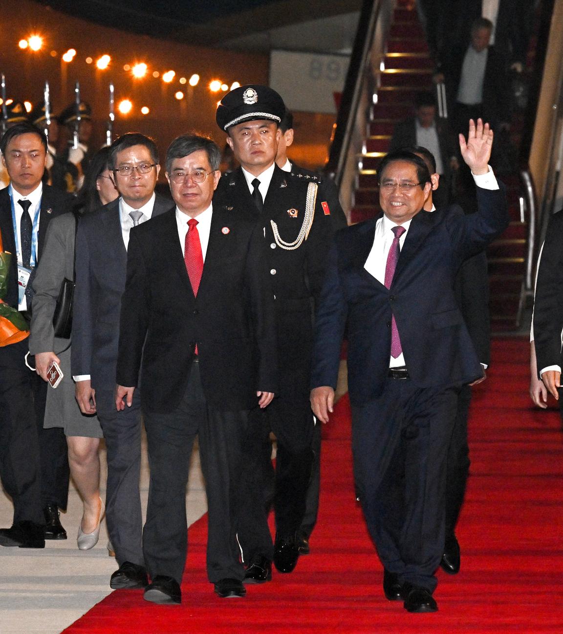 Der vietnamesische Premierminister Pham Minh Chinh (M) trifft zum Gipfeltreffen der Shanghaier Organisation für Zusammenarbeit (SOZ) in Tianjin, Nordchina, ein.