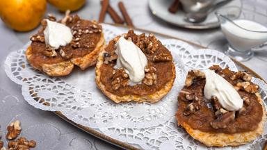 Scones mit Quittenkompott und Walnüssen