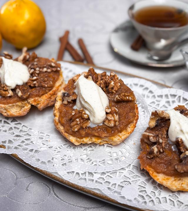 Scones mit Quittenkompott und Walnüssen