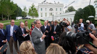US-Finanzminister Scott Bessent spricht am 20.08.2026, vor dem Weißen Haus in Washington, USA, mit Vertretern der Medien.