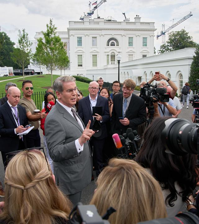 US-Finanzminister Scott Bessent spricht am 20.08.2026, vor dem Weißen Haus in Washington, USA, mit Vertretern der Medien.
