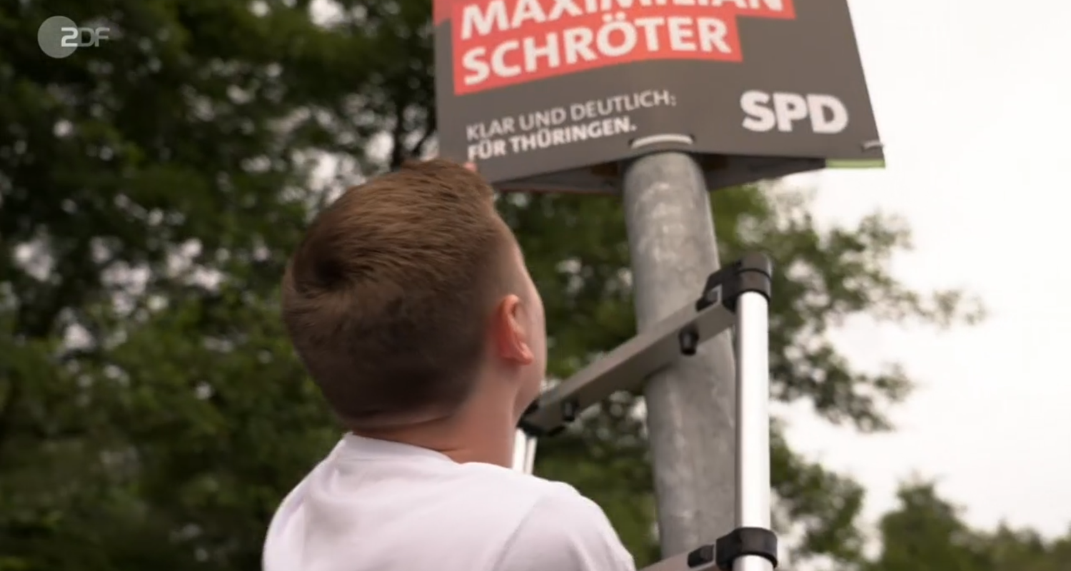 Wahlkämpfer hängt in Thüringen Wahlplakte auf