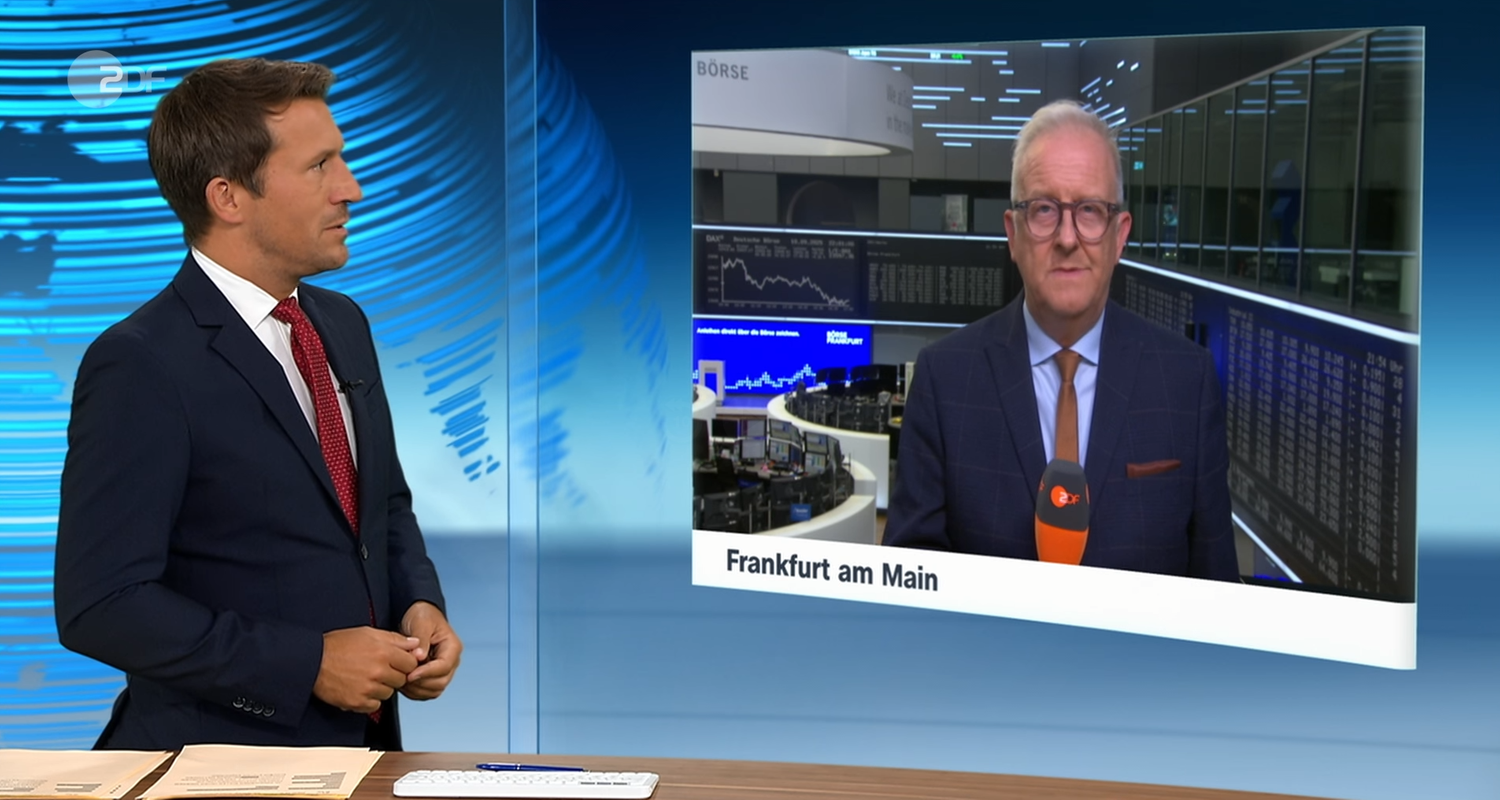 Der Moderator Christopher Wehrmann spricht im Schaltgespräch mit Frank Bethmann über die Börse.