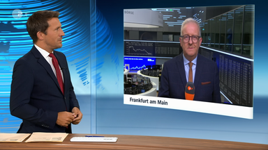 Der Moderator Christopher Wehrmann spricht im Schaltgespräch mit Frank Bethmann über die Börse.