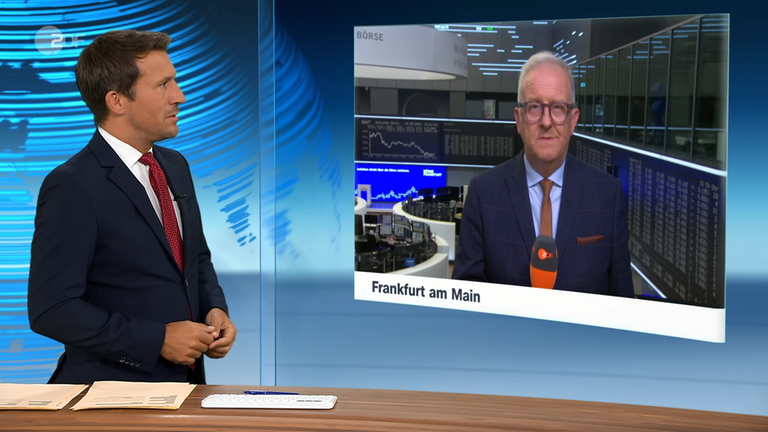 Der Moderator Christopher Wehrmann spricht im Schaltgespräch mit Frank Bethmann über die Börse.