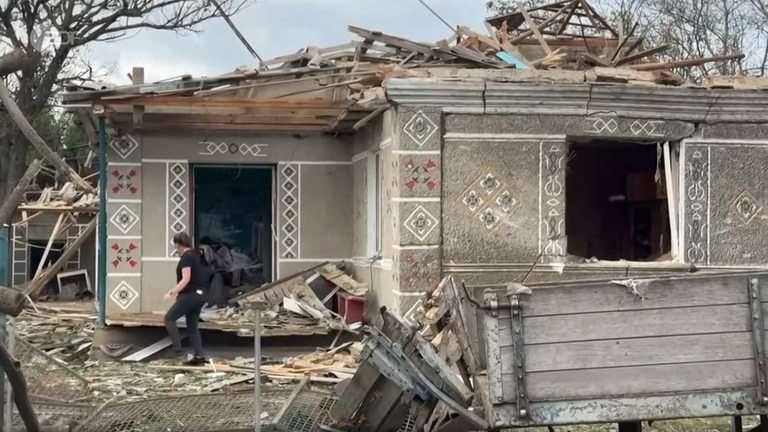 Zerstörtes haus in der Ukraine durch russische Luftangriffe 