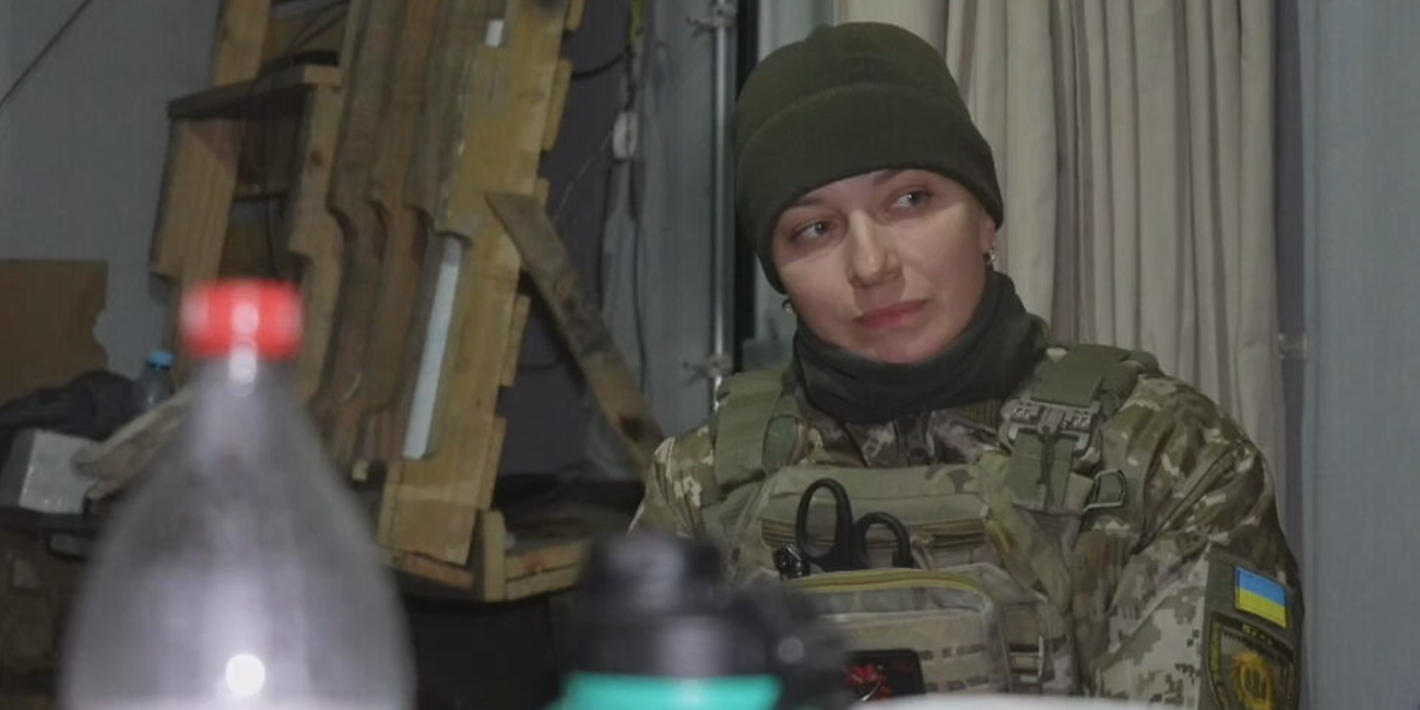Ukrainische Soldatin, die Nacht für Nacht freiwillig die Luftabwehr verstärkt