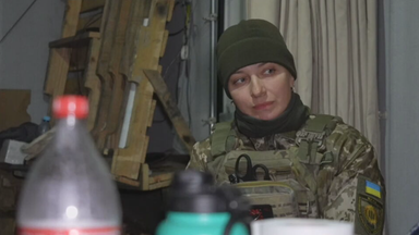 Ukrainische Soldatin, die Nacht für Nacht freiwillig die Luftabwehr verstärkt