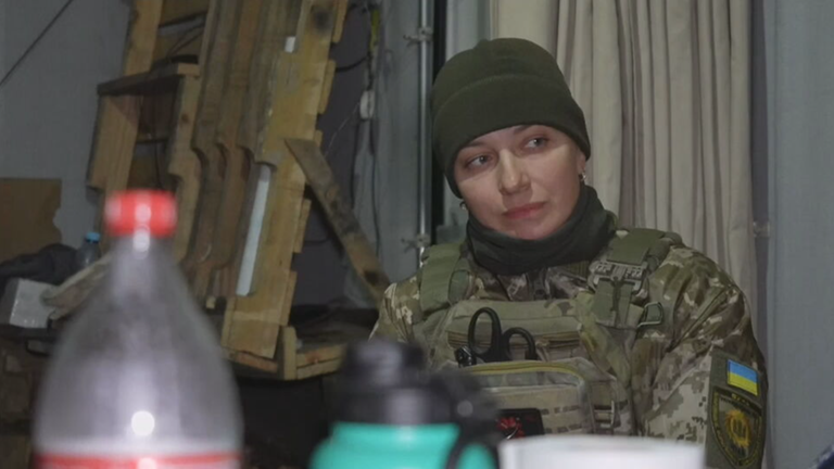 Ukrainische Soldatin, die Nacht für Nacht freiwillig die Luftabwehr verstärkt