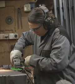 Ofenbauerin Laura Hauck beim Ausführen ihres Handwerks